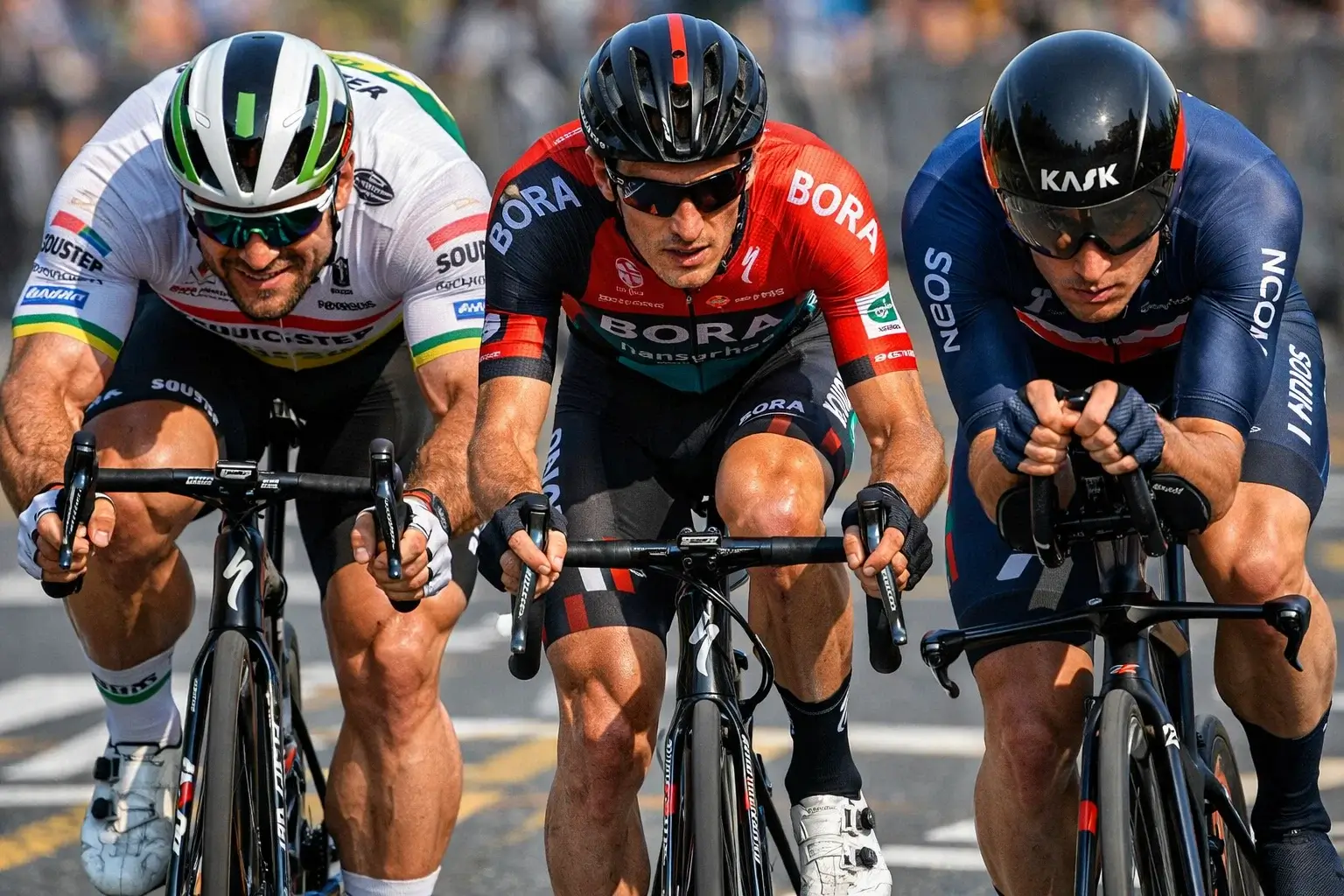 Tre diversi tipi di ciclisti professionisti fianco a fianco: velocista, scalatore e cronoman